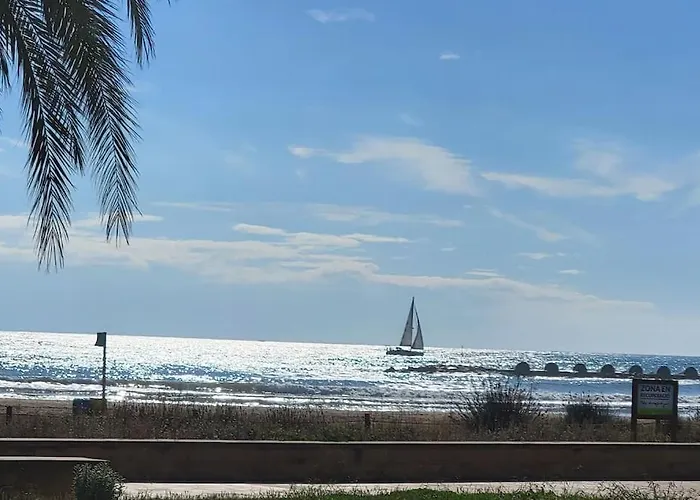 Nice Beachside 2-Bd Apt Near Barcelona
