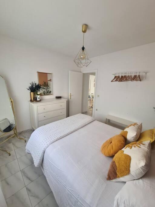 Beachside 2-bd Near Barcelona Apartamento